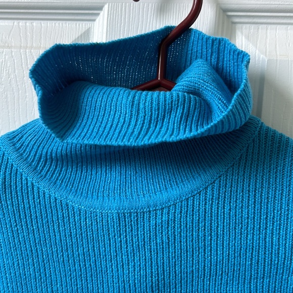 H&M Divided cropped sweater with boxier fit and wider sleeves - Picture 2 of 7